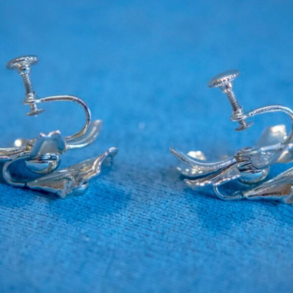 BEAUTIFUL Vintage Orchid Screw Back Earrings Silver Tone - Picture 7 of 9
